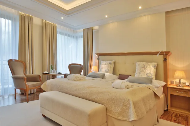 جناح تنفيذي بسريرين كينج بإطلالة على النهر بشرفة بغرفتي نوم، Retro Riverside Wellness Resort 1/10