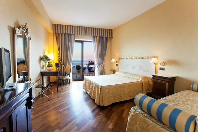 غرفة سوبيريور بسريرين منفصلين بإطلالة على البحر بشرفة، Punta Campanella Resort And Spa 3/9