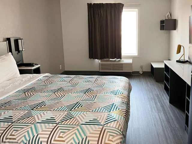 1 Queen Bed - ADA/RI Shower/Nsmk/Kitchen، Studio6 Altoona, IA - Des Moines East 5/9