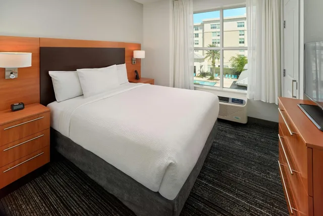 جناح بسريرين كوين بغرفتي نوم مع أريكة، TownePlace Suites Orlando at Flamingo Crossings Town Center/Western Entrance 1/4