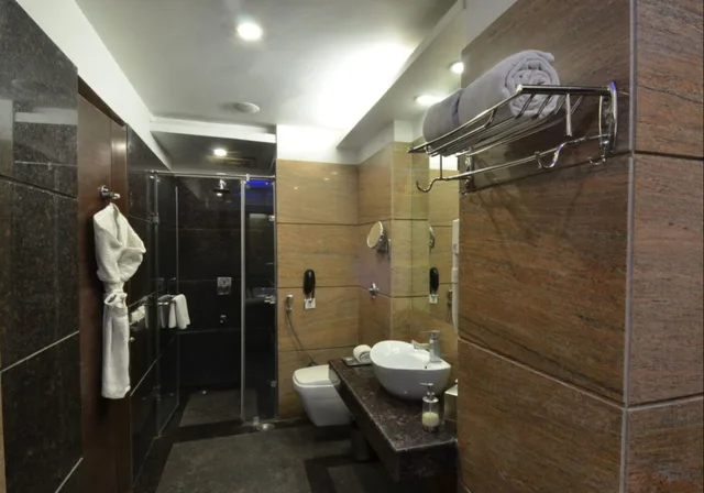 Executive, Suite, King Bed, Hk Clarks Inn Amritsar 4/4