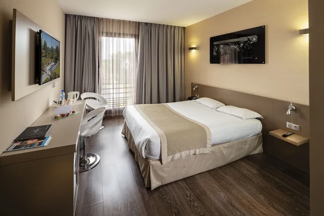 غرفة قياسية بسرير مزدوج، Grand Prix Hotel 4/9