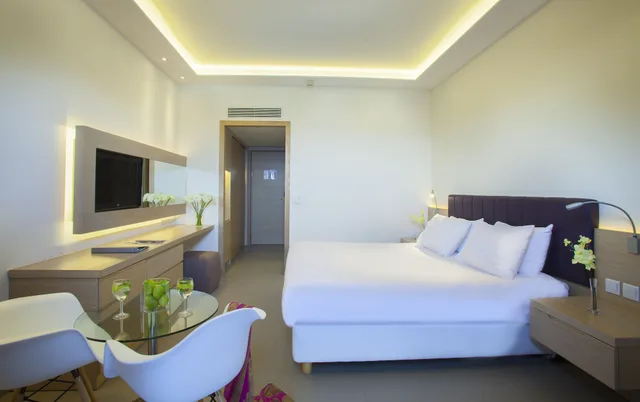 غرفة عائلية بسريرين منفصلين بإطلالة على المدينة، Royal Apollonia 4/8