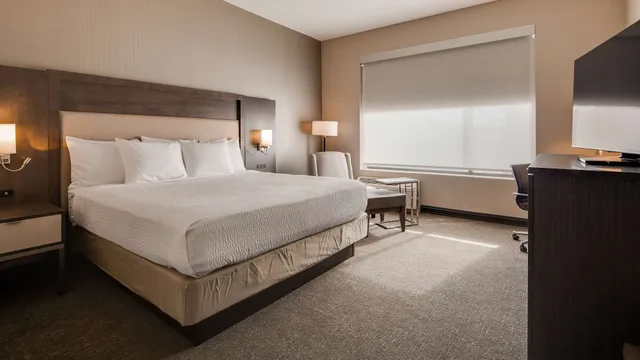 غرفة قياسية بسرير كينج لذوي الإعاقة، Best Western Plus Executive Residency Rigby's Water World Hotel 2/9