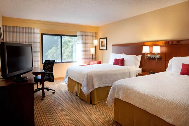 غرفة بسريرين كوين بحوض استحمام لذوي الإعاقة، Courtyard by Marriott Sacramento Airport Natomas 3/6