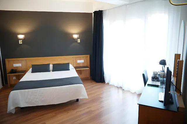 غرفة ثلاثية بسرير مزدوج وسرير فردي، Ohtels Gran Hotel Almeria 1/1