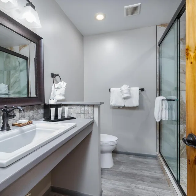 غرفة بسرير كوين، Sky Ranch Lodge 3/4