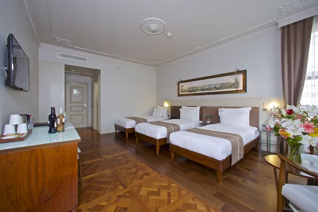 غرفة كومفورت ثلاثية بسرير كوين وسرير فردي، TAXIM LOUNGE HOTEL 4/10