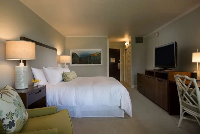 غرفة بسرير مزدوج بإطلالة على الجبل، OUTRIGGER Kauai Beach Resort & Spa 1/2