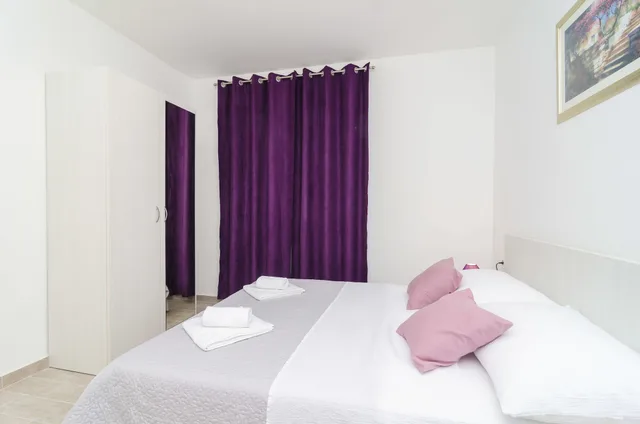 شقة بسرير كوين وسرير فردي بإطلالة على البحر بشرفة بغرفة نوم واحدة، Apartments Villa Dadic 1/4