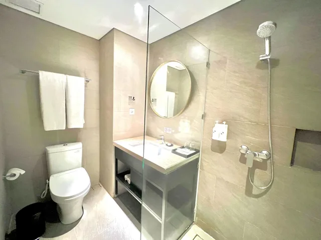 غرفة ديلوكس بسرير كينج وسرير كوين للمدخنين، Swiss-Belinn Airport Surabaya 7/10