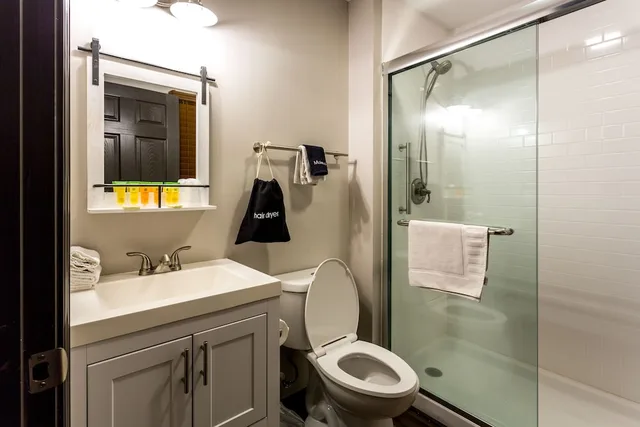 غرفة سيغنتشر بسرير كينج وسريرين منفصلين بشرفة، Forrest Hills Mountain Resort 4/4