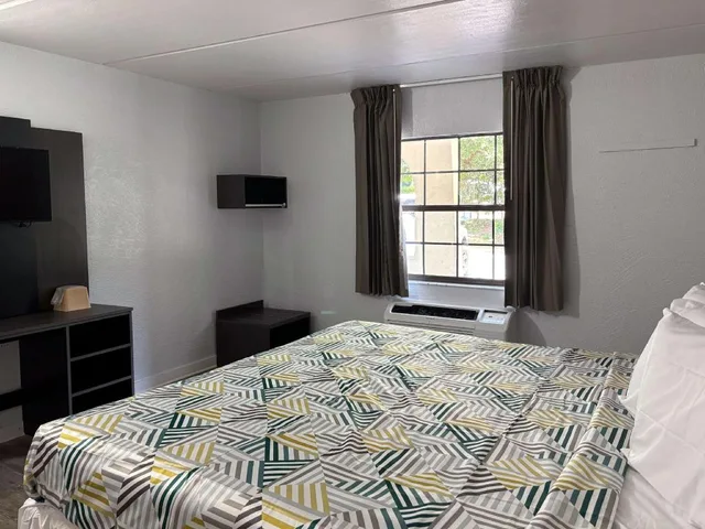 غرفة بسرير كينج بمطبخ للمدخنين، Motel6 Tallahassee, FL – North Monroe 8/10