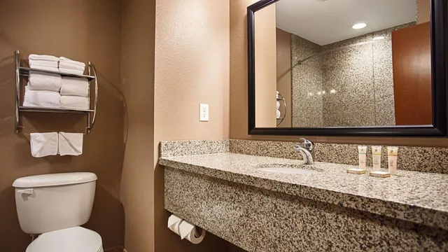 جناح بسرير كينج بغرفة نوم واحدة مع أريكة، Best Western Plus Carousel Inn & Suites 7/8