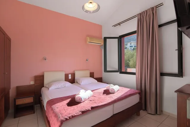 استوديو ثلاثي بإطلالة على المسبح، Ariadni Palace 1/6