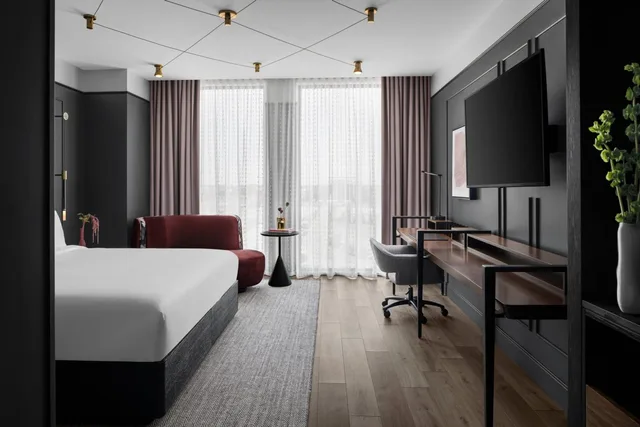 غرفة كبيرة بسرير كينج مع دخول الصالة، Renaissance Milwaukee West Hotel 4/10