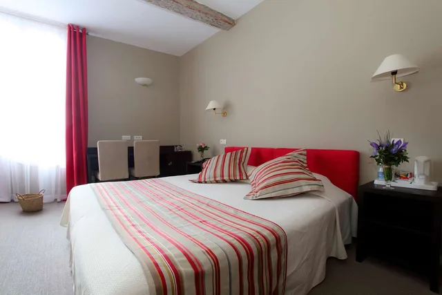 غرفة كومفورت بسرير كينج بإطلالة على الحديقة، Best Western Hotel Le Guilhem 1/2