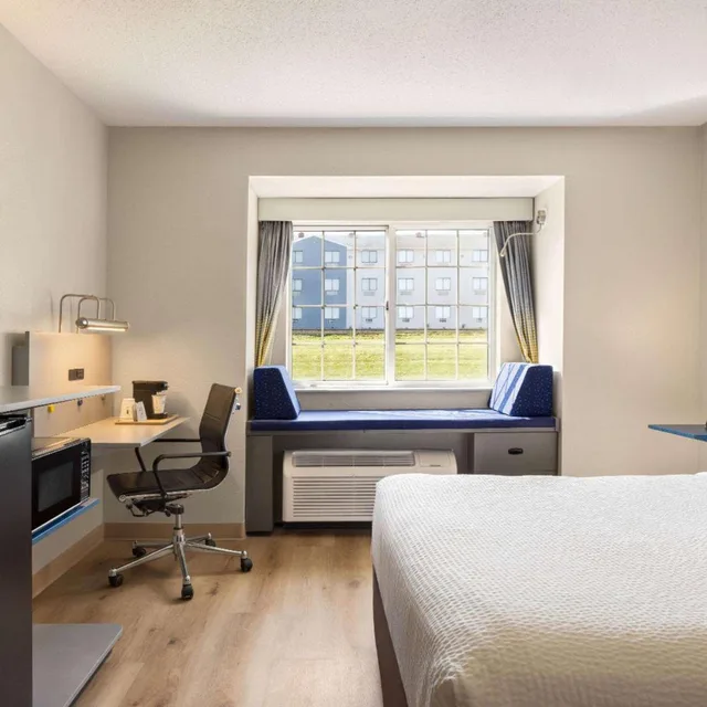 غرفة بسرير كوين لذوي الإعاقة، Microtel Inn & Suites by Wyndham New Ulm 2/4