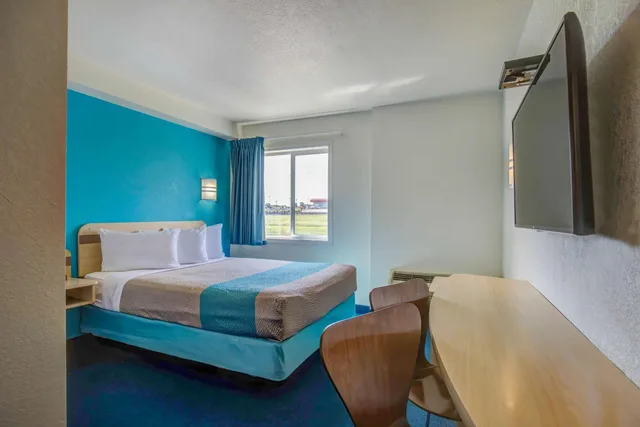 غرفة بسرير كوين للمدخنين، Motel6 Grande Prairie, AB 3/7