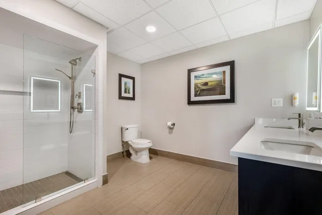Presidential, Suite, King Bed, Bay Front, Sofa، Comfort Suites Chincoteague Island Bayfront Resort 7/10