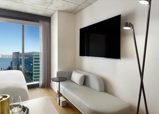 Tower, Artist, Studio, Queen Bed، Omni Boston Hotel at the Seaport 1/5