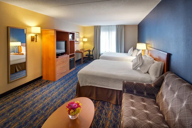 room, multiple beds، Fairfield Inn And Suites By Marriott Toronto Brampton 2/5