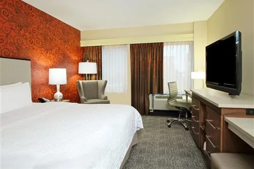 غرفة قياسية بسرير كينج، Hampton Inn Suites Columbus Downtown 1/1