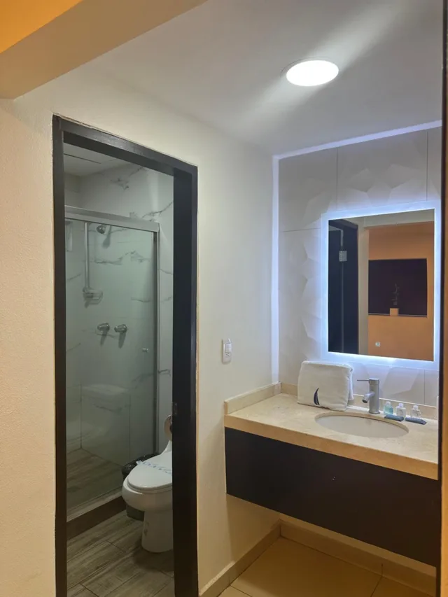 جناح بسرير كوين، Hotel Velario 8/10