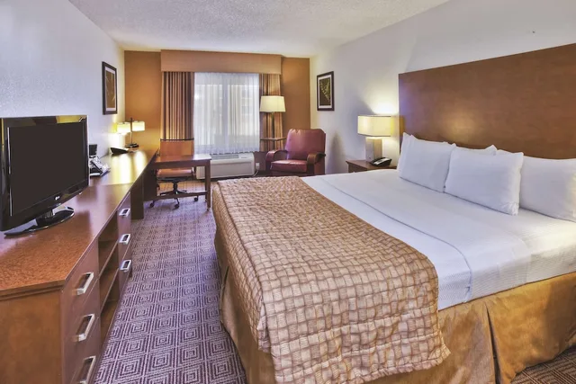غرفة بسرير كينج، La Quinta Inn & Suites by Wyndham Danbury 3/10