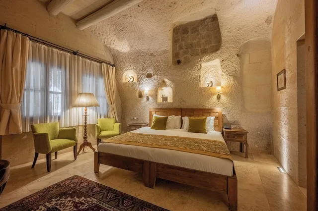 Cave, Hot Tub، Peristyle Cave Cappadocia 4/10