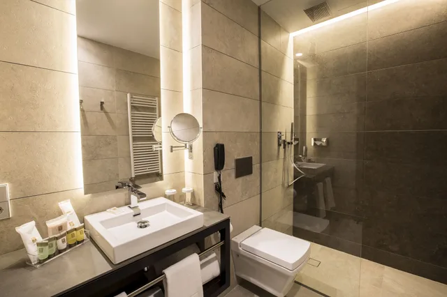 Vincci, 1 Double and 1 Single Bed, with Extra Bed, Vincci Mercat Hotel 8/10