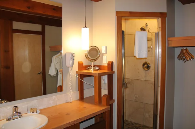 شقة سكنية بسرير كينج بإطلالة على البحر بغرفة نوم واحدة مع أريكة، Seaside Ucluelet Hotel 8/9