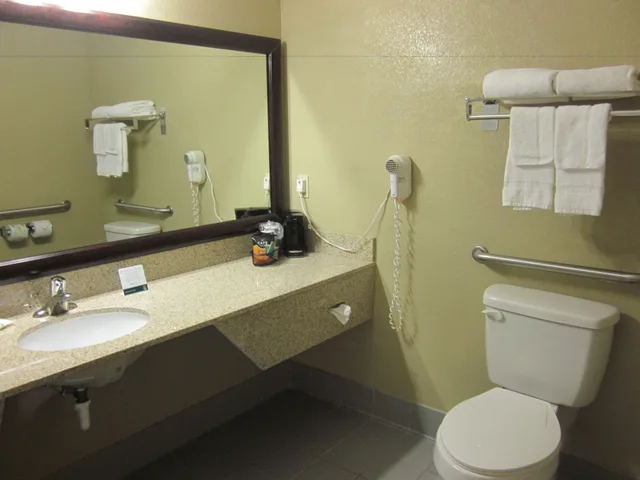 غرفة بسرير مزدوج لذوي الإعاقة، Quality Inn Upper Sandusky OH 5/5