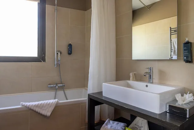 غرفة سوبيريور بسرير مزدوج بإطلالة على البحيرة، Hotel Les Rives 5/7