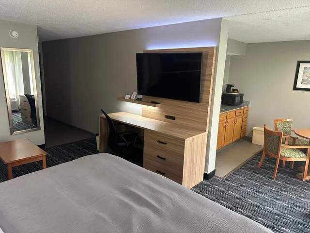 جناح بسرير كينج بجاكوزي، Quality Inn Rochester South 5/8