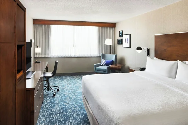 غرفة بسرير كينج مع أريكة في طابق مرتفع لذوي الإعاقة، Four Points by Sheraton Halifax 1/6