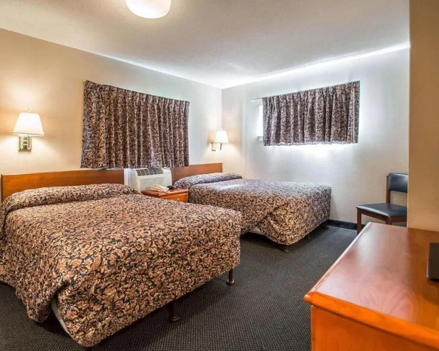 Standard, Single, 2 Double Beds، Suburban Studios Airport 6/10