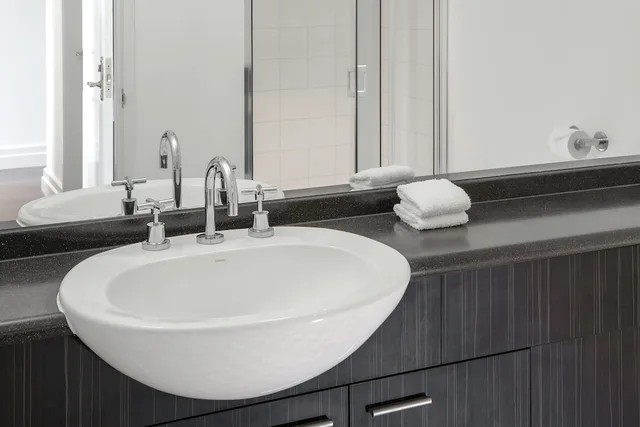 1 Bedroom, King Bed, Mantra On Jolimont 3/5