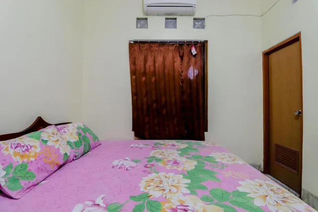 Family, Queen Bed, Penginapan Barokah by ZUZU 8/10