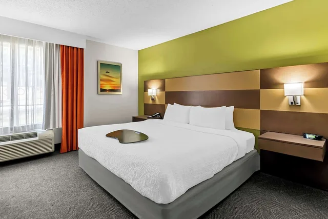 غرفة قياسية بسرير كينج لذوي الإعاقة، Best Western Niceville - Eglin AFB Hotel 1/7