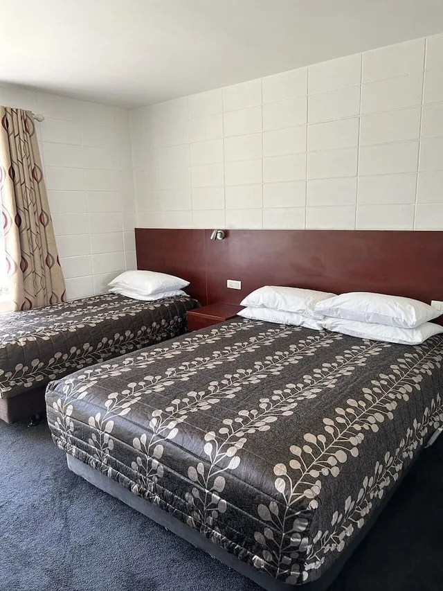 استوديو ثلاثي بسرير كوين وسرير فردي، Tudor Motor Lodge 2/4