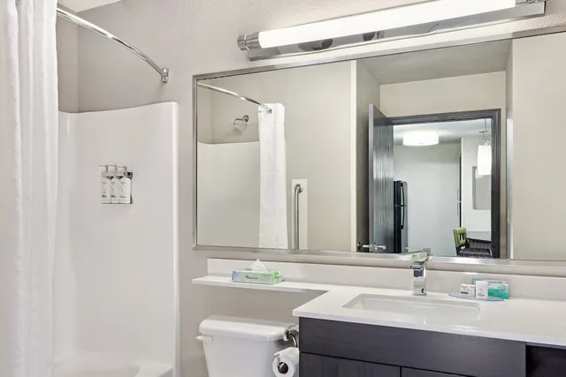 غرفة قياسية بسرير كوين، Candlewood Suites Appleton 6/10