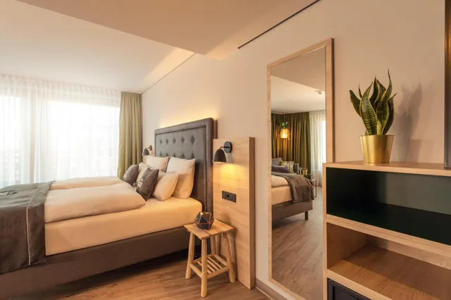 غرفة بريميوم بسرير كوين مع أريكة، Holiday Inn - the niu, Crusoe Bremen Airport 3/6