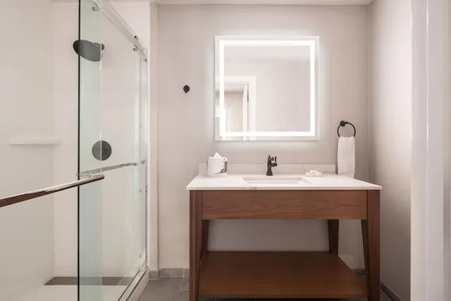 غرفة بسرير كينج مع أريكة، Blu Tique Hotel 5/6