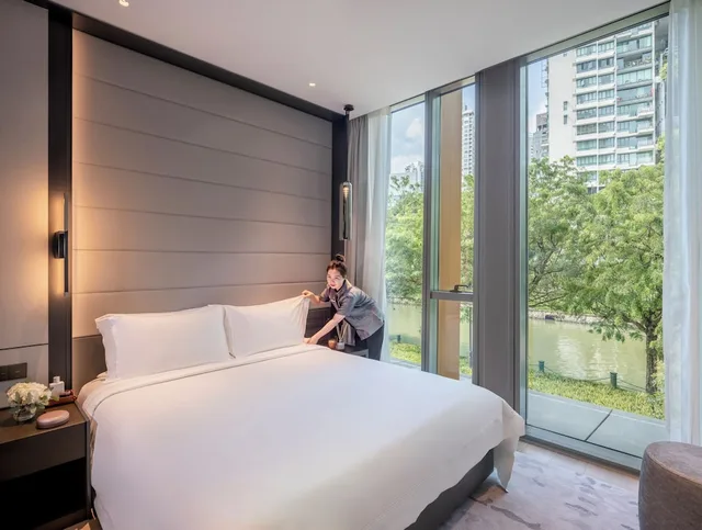 جناح ديلوكس بسرير كينج بإطلالة على النهر بغرفة نوم واحدة مع دخول الصالة، Fraser Residence River Promenade Singapore 2/3
