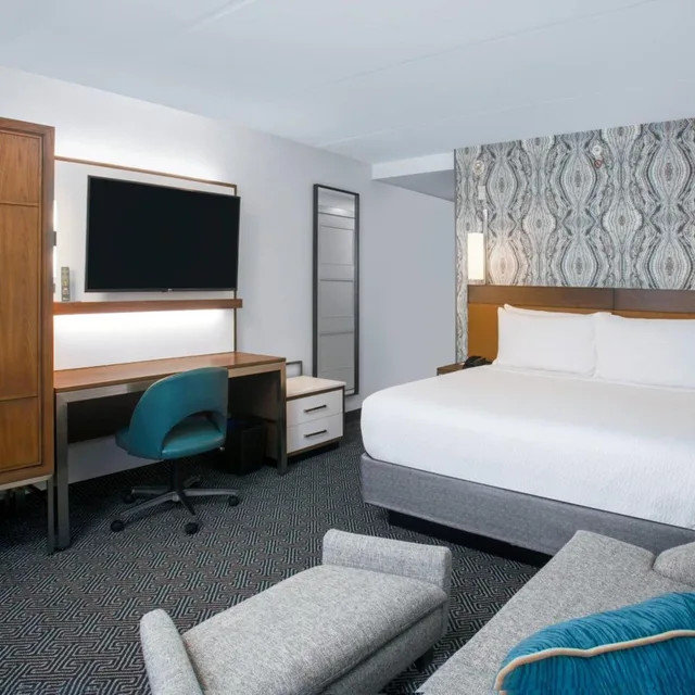 Room, King Bed, Sofa, Bathtub, Accessible, Courtyard By Marriott Miami Aventura Mall 6/10
