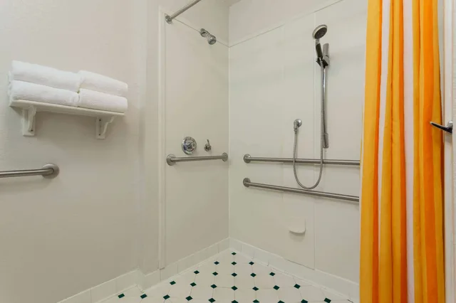 جناح ديلوكس بسرير كينج لذوي الإعاقة، La Quinta Inn & Suites by Wyndham Lakeland West 3/4