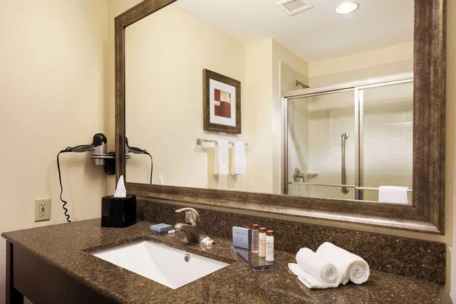 غرفة بسرير كينج لذوي الإعاقة، Wingate By Wyndham San Marcos 3/5