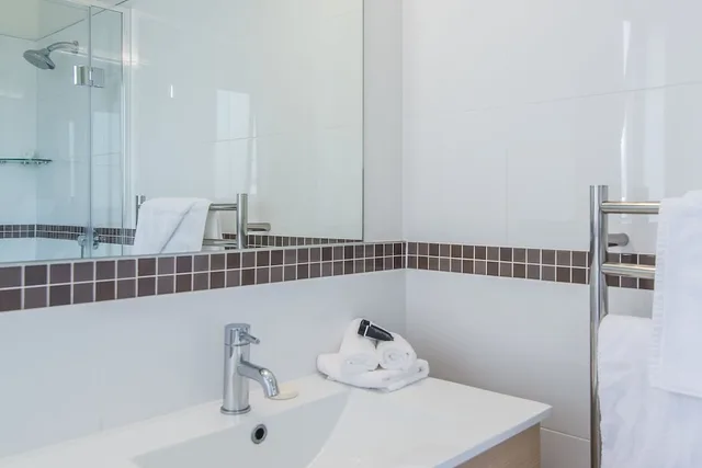 غرفة تنفيذية بسرير مزدوج وسرير فردي، Dupont Executive Motels 5/9