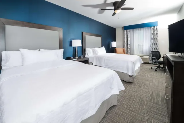 جناح بسريرين كوين بغرفة نوم واحدة مع أريكة، Homewood Suites By Hilton Tulsa Catoosa 1/2